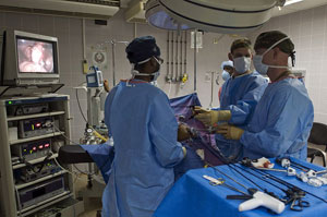 в операционной во время выполнения лапароскопической операции